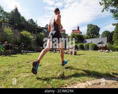 Raddanec, Czechia - 23 agosto 2020. L'evento triathlon Samuel XC. Deposito di Triathlon dopo il nuoto, la mountain bike continua. Foto Stock