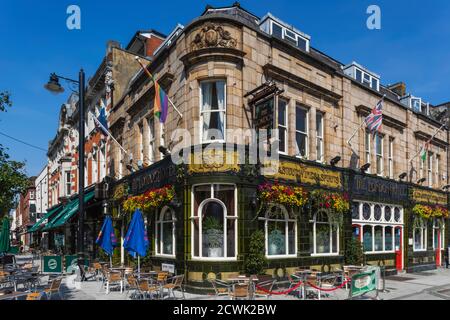 Inghilterra, Hampshire, Southampton, Oxford Street, il colorato hotel e pub di epoca vittoriana Foto Stock