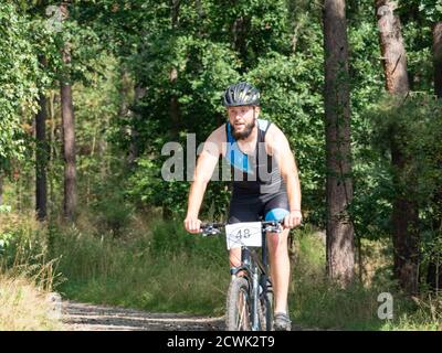 Raddanec, Czechia - 23 agosto 2020. L'evento triathlon Samuel XC. Corse con la bearded su una bicicletta nera. Foto Stock