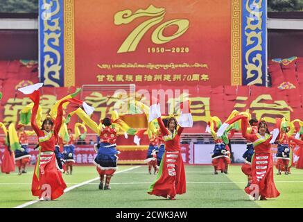 Chengdu, provincia cinese del Sichuan. 17 Settembre 2020. La gente si esibisce durante una cerimonia per celebrare il 70° anniversario della fondazione della Prefettura Autonoma Tibetana di Garze a Kangding City, nella provincia sudoccidentale del Sichuan, il 17 settembre 2020. Credit: Liu Kun/Xinhua/Alamy Live News Foto Stock