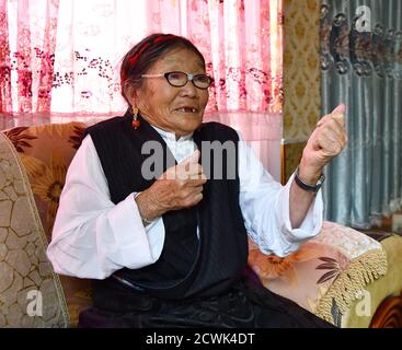 Chengdu, provincia cinese del Sichuan. 30 luglio 2020. Changchub Drolma reagisce parlando del passato a casa nella contea di Dawu, nella prefettura autonoma tibetana di Garze, nella provincia sudoccidentale del Sichuan, il 30 luglio 2020. Credit: Xinhua/Xinhua/Alamy Live News Foto Stock