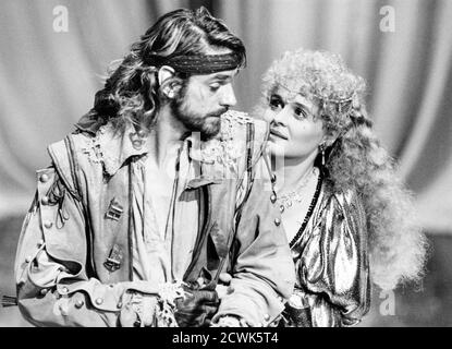 Jeremy Irons (Willmore, The Rover), Sinead Cusack (Angellica Bianca) nella ROVER di Aphra Behn alla Royal Shakespeare Company (RSC), Swan Theatre, Stratford-upon-Avon, Inghilterra 03/07/1986 adattato e diretto da John Barton design: Louise Belson illuminazione: Wayne Dowdeswell Foto Stock