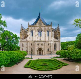 Chiesa di Santa Barbara Cattedrale di Santa Barbara chiesa cattolica romana facciata edificio in stile gotico, fiorito con cespugli nel centro storico di Kutna Hora, Boemia Centrale, Repubblica Ceca Foto Stock