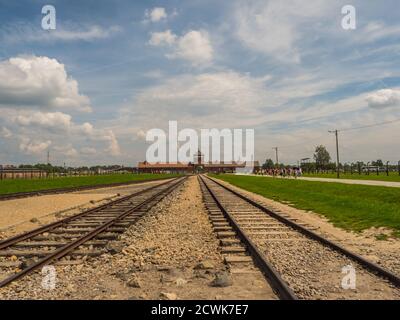 Oświęcim, Polonia - 05 Giugno 2019: i binari ferroviari e recinto elettrico in Auschwitz Birkenau Campo di concentramento. Sterminio ebraico camp. Europa Foto Stock