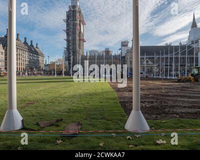 Paesaggisti visto al lavoro con macchinari pesanti e la posa di un nuovo prato sul giardino di Parliament Square. Foto Stock