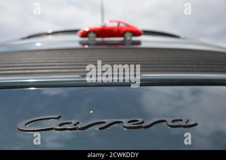 Porsche 993 con modello in miniatura in Germania Foto Stock