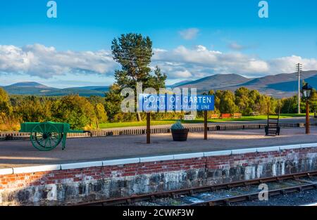 L'indicazione alla stazione ferroviaria nel piccolo villaggio di Boat of Garten a Badenoch e Strathspey nelle Highlands della Scozia, Regno Unito Foto Stock