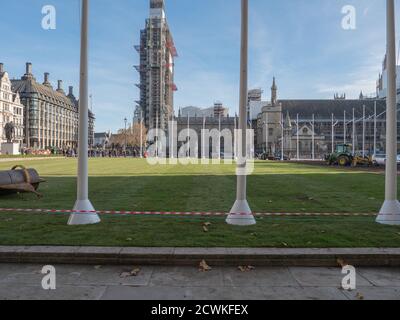 Paesaggisti visto al lavoro con macchinari pesanti e la posa di un nuovo prato sul giardino di Parliament Square. Foto Stock