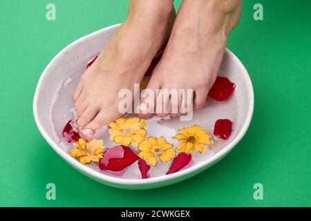 Bagno per i piedi aromatici della donna. Foto Stock