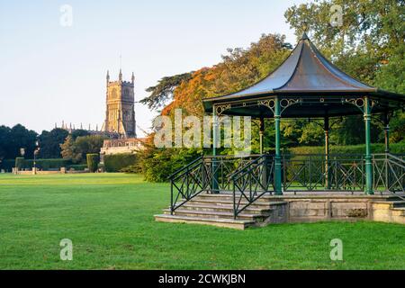 La Chiesa di San Giovanni Battista e la tribuna nel terreno abbaziale all'alba in autunno. Cirencester, Cotswolds, Gloucestershire, Inghilterra Foto Stock