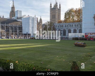 Paesaggisti visto al lavoro con macchinari pesanti e la posa di un nuovo prato sul giardino di Parliament Square. Foto Stock