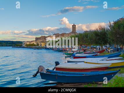 Marta (Italia) - un piccolo borgo medievale sul lago di Bolsena con suggestiva torre in pietra; provincia di Viterbo, Lazio. Qui una vista al tramonto. Foto Stock