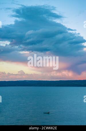 Marta (Italia) - un piccolo borgo medievale sul lago di Bolsena con suggestiva torre in pietra; provincia di Viterbo, Lazio. Qui una vista al tramonto. Foto Stock