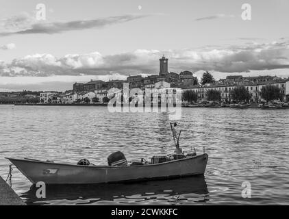 Marta (Italia) - un piccolo borgo medievale sul lago di Bolsena con suggestiva torre in pietra; provincia di Viterbo, Lazio. Qui una vista al tramonto. Foto Stock