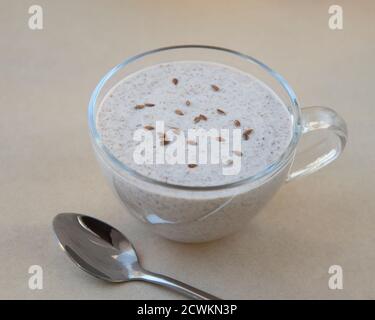 Bicchiere di yogurt greco classik con semi di lino schiacciati Foto Stock