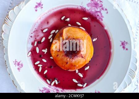 Nota delizioso Dessert, pesche sciroppate Foto Stock