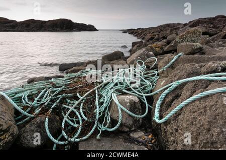 I detriti provenienti dall'industria della pesca lavati su rocce, nylon e corda di plastica e la rete è un problema importante intorno a tutte le coste del pianeta Foto Stock