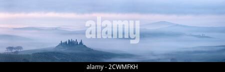 Vista all'alba sul Belvedere e sulla Val d'Orcia, vicino a San Quirico d'Orcia, Val d'Orcia Toscana, Italia, Europa Foto Stock