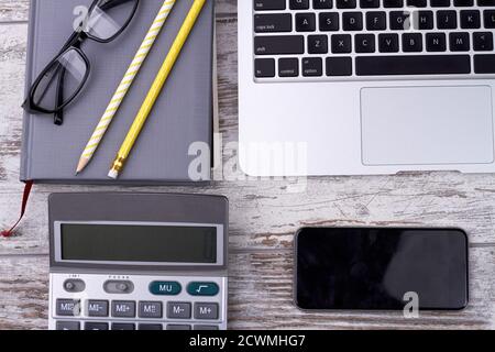 Composizione degli elementi per lo studio e la produttività. Foto Stock