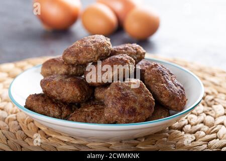 Polpette sminuzzate in ciotola con uova sul tavolo. Polpette tradizionali turche fatte in casa. Foto Stock