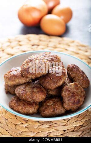 Polpette sminuzzate in ciotola con uova sul tavolo. Polpette tradizionali turche fatte in casa. Foto Stock