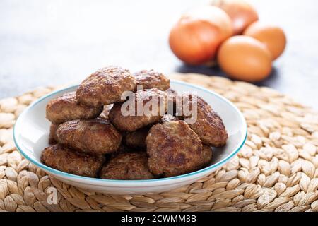 Polpette sminuzzate in ciotola con uova sul tavolo. Polpette tradizionali turche fatte in casa. Foto Stock