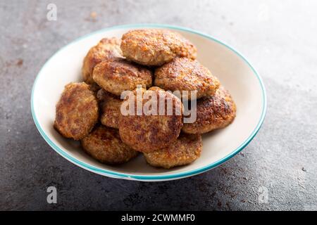 Polpette sminuzzate nel recipiente sul tavolo. Polpette tradizionali turche fatte in casa. Foto Stock