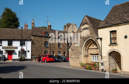 Malmesbury, Wiltshire, Inghilterra, Regno Unito. 2020. Una porta medievale del 12 ° secolo ad arco ex parte dell'ospedale di San Giovanni Battista con il 17 ° secolo Foto Stock