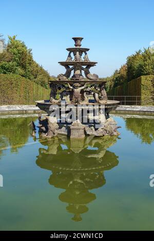 Fontana piramidale nei Giardini di Versailles - Francia Foto Stock