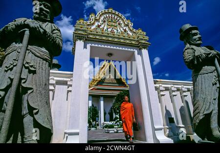 Monaco a piedi attraverso il cancello a Wat po, Bangkok, Thailandia Foto Stock