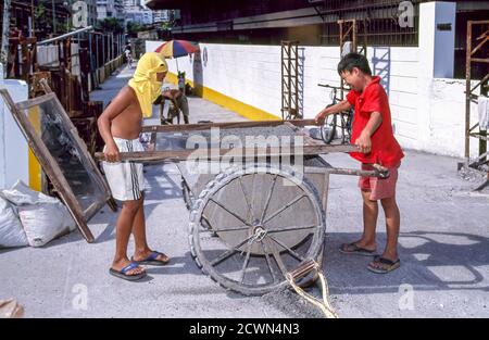 Lavoro minorile sul cantiere, Manila, Filippine Foto Stock