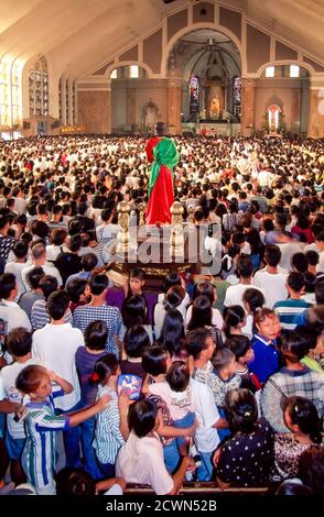 Interno e congregazione nella Chiesa del Nazareno Nero, Quiapo, Manila, Filippine Foto Stock