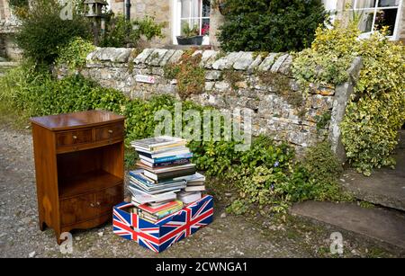 Antico pavimento in legno armadio Union Jack decorato scatola piena di libri. Foto Stock