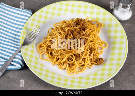 piatto di spaghetti con bolognese Foto Stock