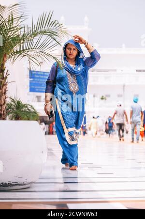 Foto Stock - Amritsar, India - AGOSTO 15: Ritratto di donna indiana vestita di sari tradizionali femminili (saree) che cammina vicino al Tempio d'Oro (H Foto Stock