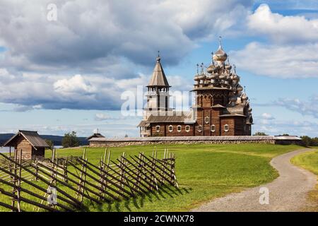 Le chiese in legno del XVII secolo e il campanile del sito storico di Kizhi Pogost sull'isola di Kizhi sul lago Onega, patrimonio dell'umanità dell'UNESCO e oltre Foto Stock