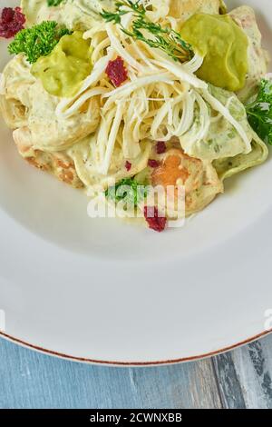 Colorati Ravioli Tortellini con formaggio. Gnocchi pelmeni russi colorati. Foto Stock