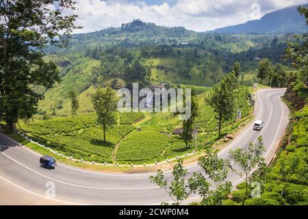 Sri Lanka, Nuwara Eliya, vista della strada sopra la cascata di St Clair Foto Stock