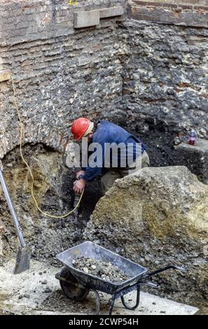 Appaltatori che lavorano per TRY Construction Limited che lavorano a un progetto di ristrutturazione presso il Buckinghamshire County Museum di Aylesbury. 25 agosto 1993. Foto: Neil Turner Foto Stock