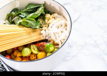 Ingredienti per preparare uno vegetariano pasta pot in ghisa smaltata forno olandese. Foto Stock