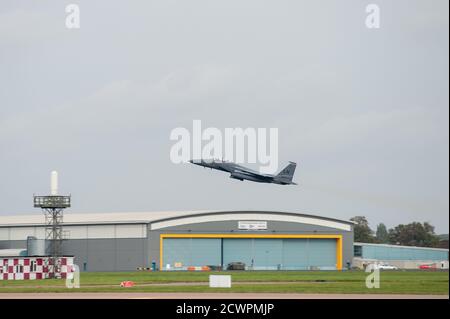 Un F-15E Strike Eagle della 48th Fighter Wing dell'USAF (United States Air Force's), di stanza a RAF Lakenheath in Suffolk, decolla da RAF Coningsby nel Linolnshire, sostenuto dagli equipaggi di terra britannici come parte di un esercizio di formazione, utilizzando ciò che USAF definisce concetti Agile Combat Employment (ACE). Foto Stock
