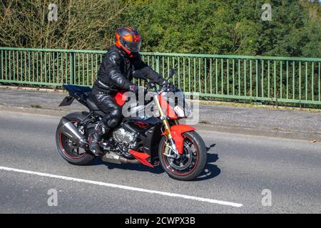 2018 BMW Red S1000 R sport; motociclista; trasporto a due ruote, motociclette, veicoli, strade, motociclette, motociclisti a Chorley, Regno Unito Foto Stock