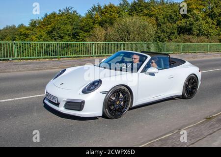 White Porsche 911 Boxster 24V S-A, traffico veicolare, veicoli in movimento, automobili, veicoli in marcia su strade del Regno Unito, motori, motori che attraversano la rete stradale autostradale M6. Foto Stock