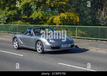 2005 grigio 2687cc Porsche Boxster; traffico veicolare, veicoli in movimento, automobili, veicoli in marcia su strade del Regno Unito, motori, motori che attraversano la rete stradale autostradale M6. Foto Stock