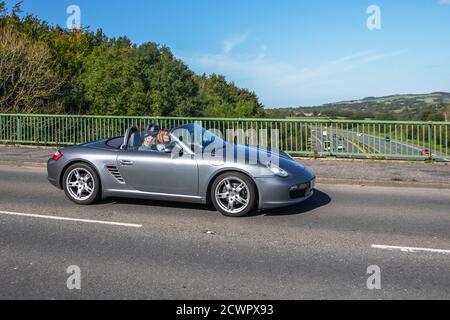 2005 grigio 2687cc Porsche Boxster; traffico veicolare, veicoli in movimento, automobili, veicoli in marcia su strade del Regno Unito, motori, motori che attraversano la rete stradale autostradale M6. Foto Stock