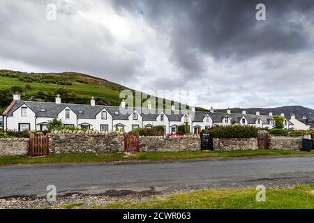 I dodici Apostoli, una fila di case di pescatori, a Catacol, Isola di Arran, Nord Ayrshire, Scozia, Regno Unito Foto Stock