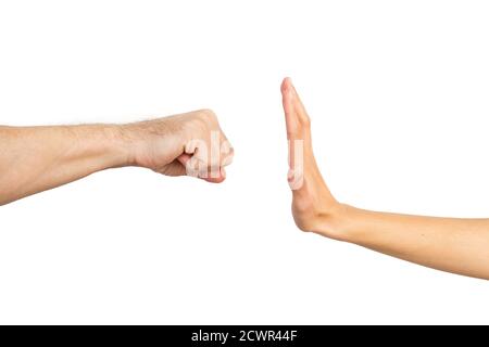 Mano della donna che ferma un pugno dell'uomo su uno sfondo bianco. Violenza di genere Foto Stock