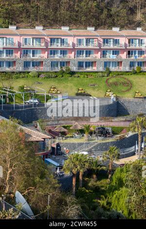 Cabo Girao, Madeira, Portogallo - 18 aprile 2018: Appartamenti vicino a Cabo Girao sull'isola di Madeira, Portogallo, la scogliera più alta d'Europa Foto Stock