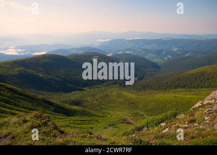 Vista del paesaggio estivo dalla cima del monte Hoverla, Carpazi Foto Stock