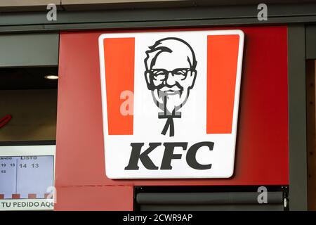 Siviglia, Spagna - 18 settembre 2020: KFC fast food ristorante a Lagoh Sevilla shopping Mall.Kentucky Fried Chicken è il secondo più grande resto del mondo Foto Stock